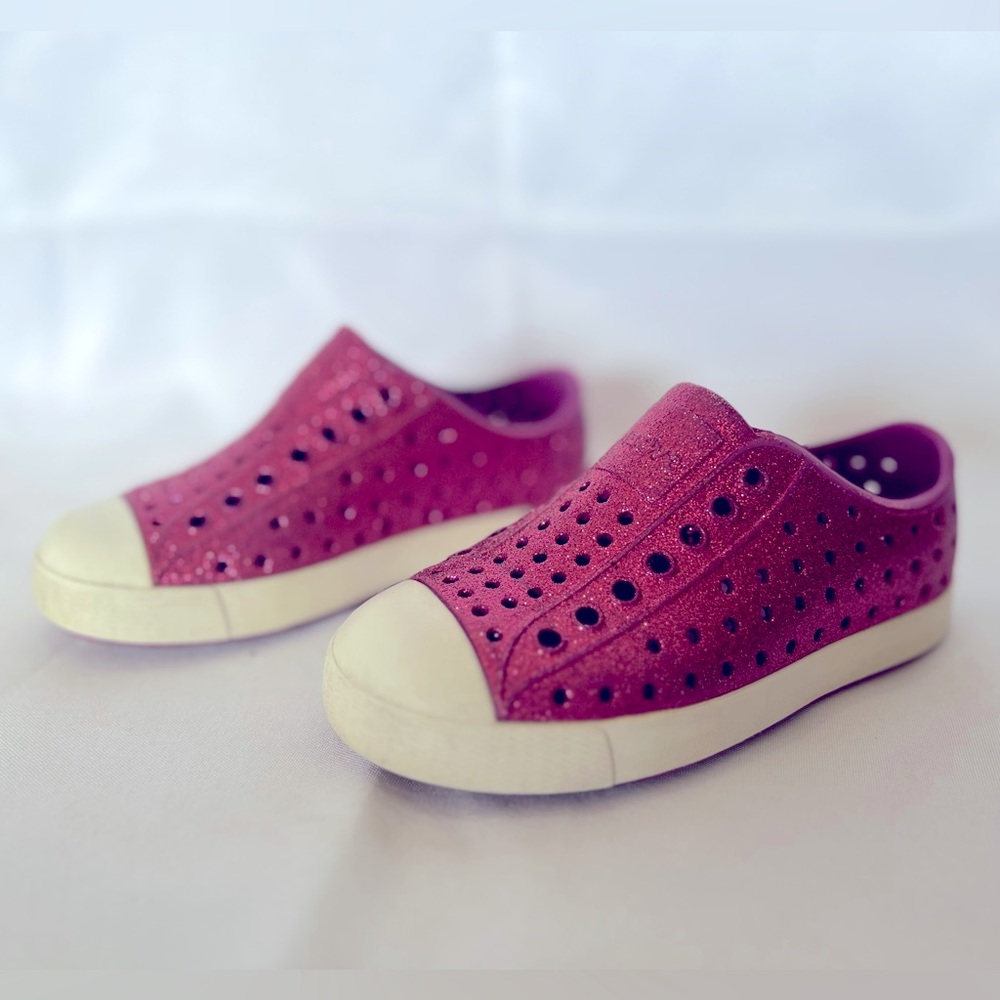 Native Jefferson Slides in shiny sparkle pink